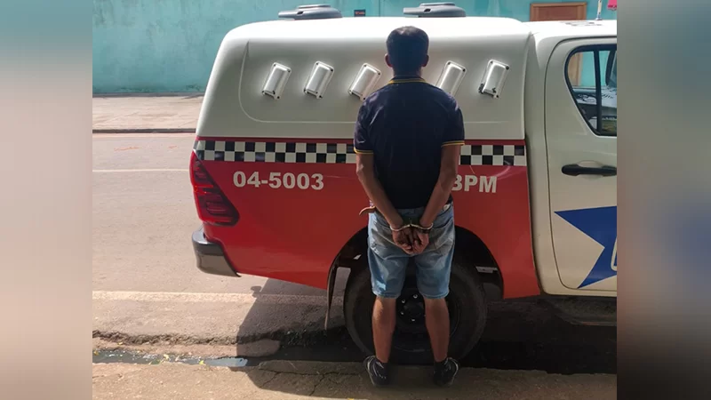 Homem é preso após ameaçar moradores com facão em via pública